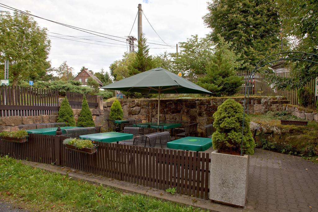 Hotel U Zeleneho Stromu - Zum Gruenen Baum Hřensko エクステリア 写真