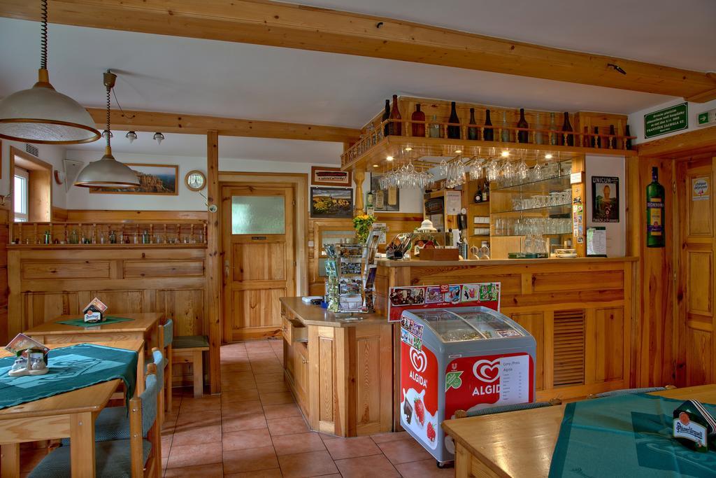 Hotel U Zeleneho Stromu - Zum Gruenen Baum Hřensko エクステリア 写真