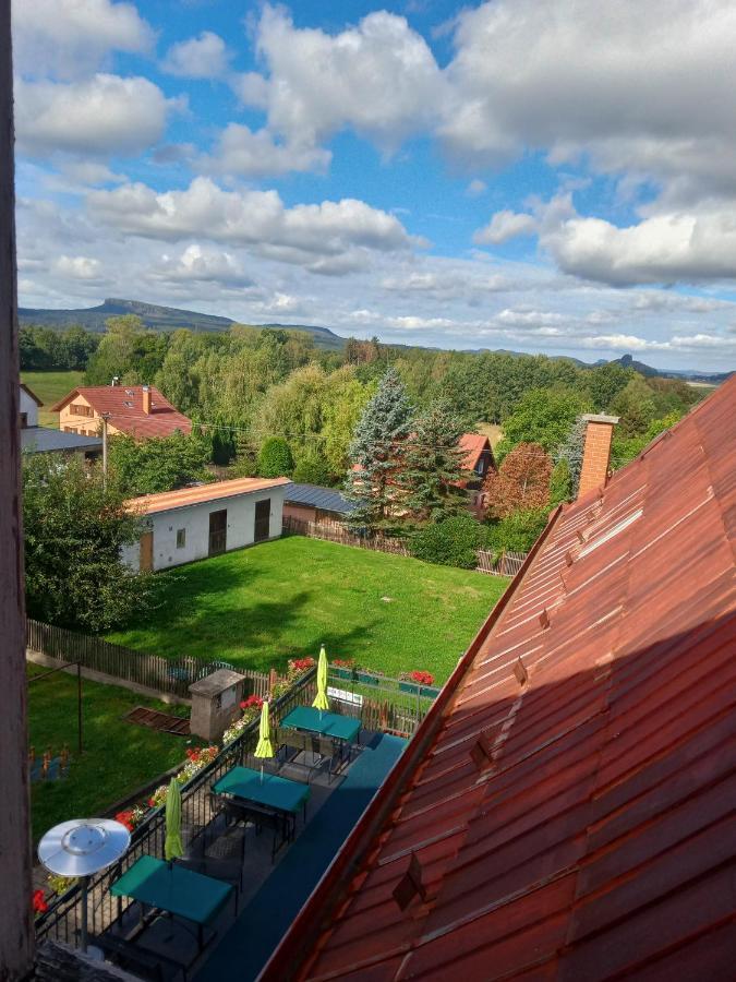Hotel U Zeleneho Stromu - Zum Gruenen Baum Hřensko エクステリア 写真