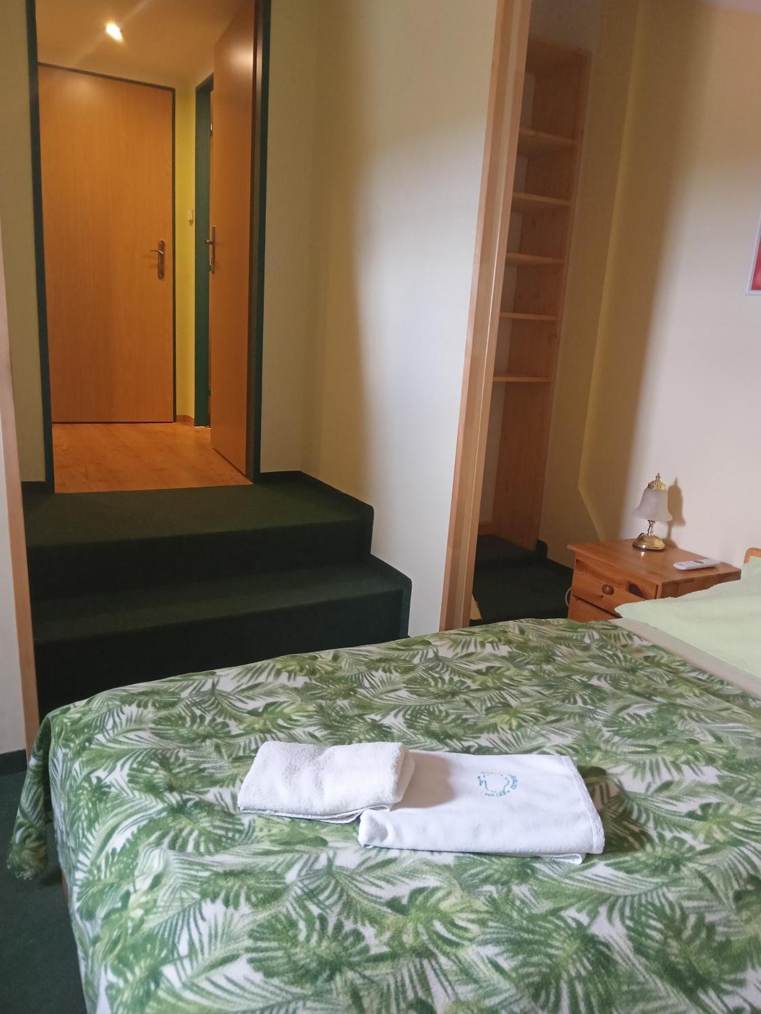 Hotel U Zeleneho Stromu - Zum Gruenen Baum Hřensko エクステリア 写真