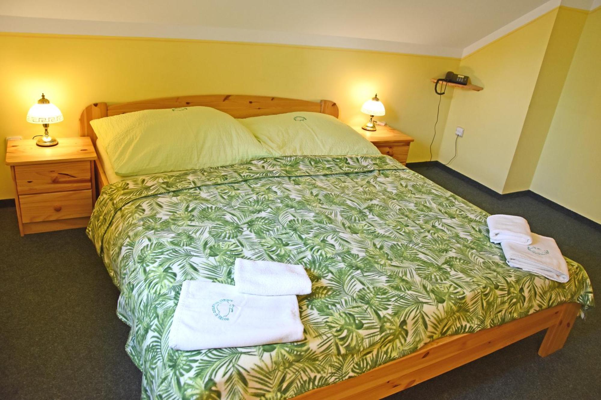 Hotel U Zeleneho Stromu - Zum Gruenen Baum Hřensko エクステリア 写真