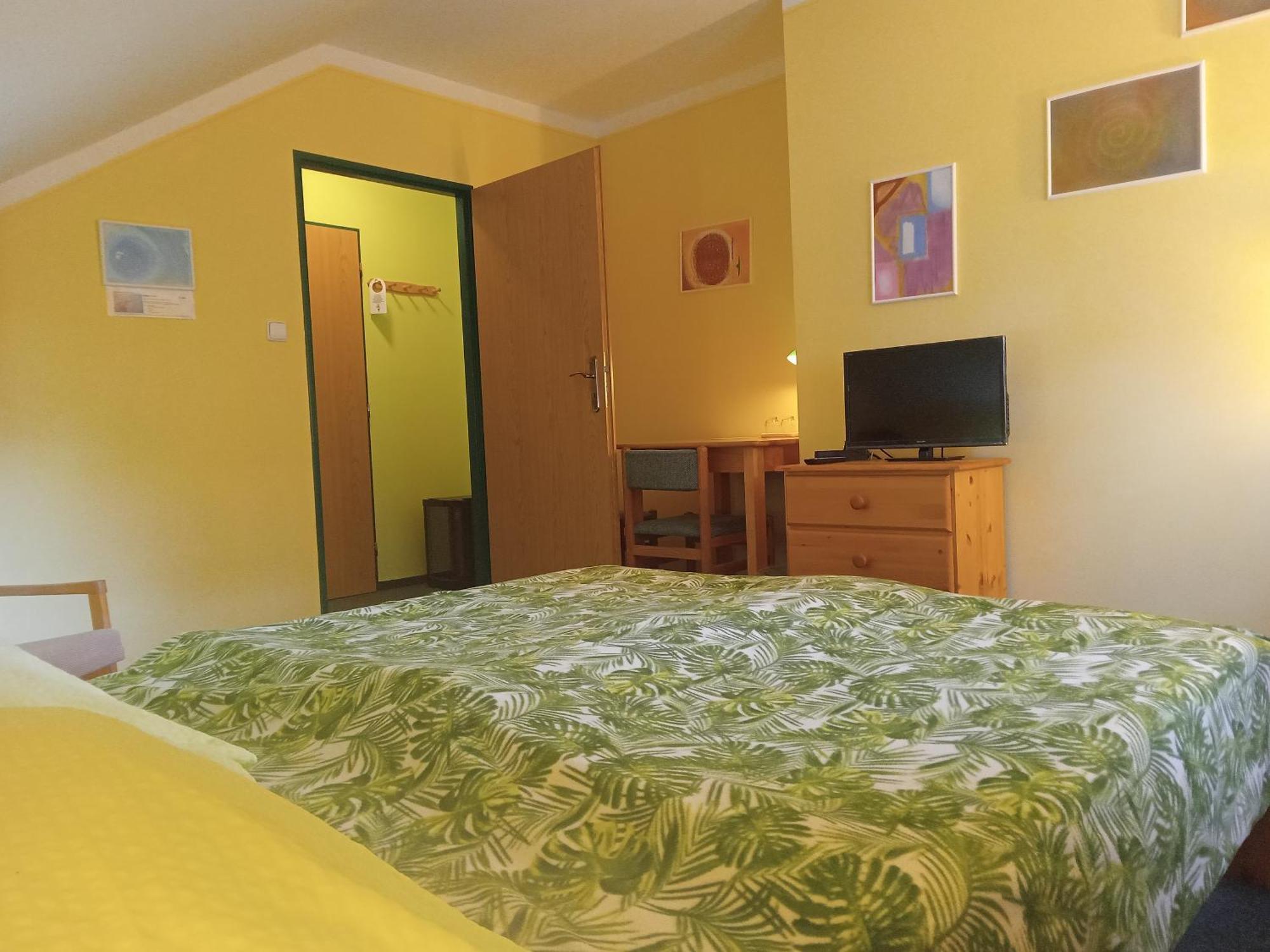 Hotel U Zeleneho Stromu - Zum Gruenen Baum Hřensko エクステリア 写真